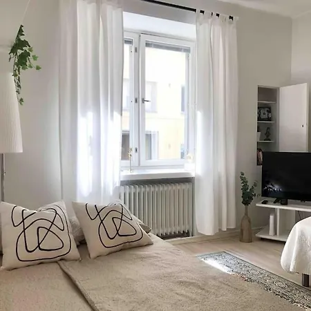 Modern And Bright With Location Apartment
